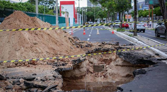 Avenida Jóquei Clube é interditada para reparos após formação de cratera
