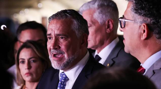 Base do governo pede indiciamento de Bolsonaro na CPMI do INSS