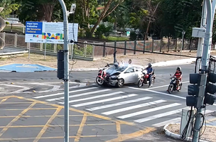 Câmera flagra momento em que motociclista é atingido por carro em Teresina (Foto: Divulgação)