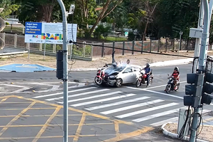 Câmera flagra momento em que motociclista é atingido por carro em Teresina (Foto: Divulgação)