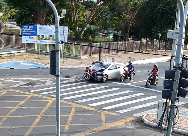 Câmera flagra momento em que motociclista é atingido por carro em Teresina