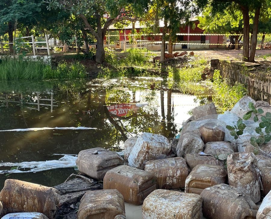 Homem morre após caminhão com carga tóxica tombar no Piauí; Defesa emite alerta