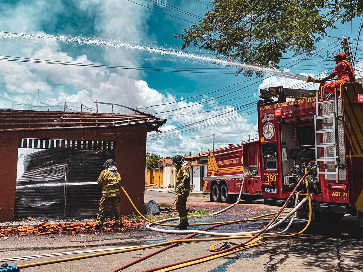 Incêndio de grande proporção atinge depósito na zona Sul de Teresina