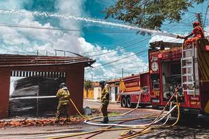Incêndio de grande proporção atinge depósito na zona Sul de Teresina
