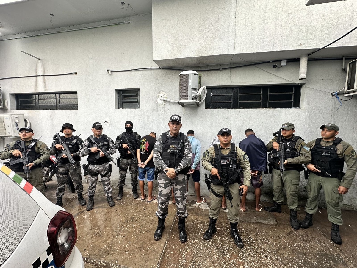 Na Central de Flagrantes, a autoridade policial tipificou o caso como roubo triplamente majorado