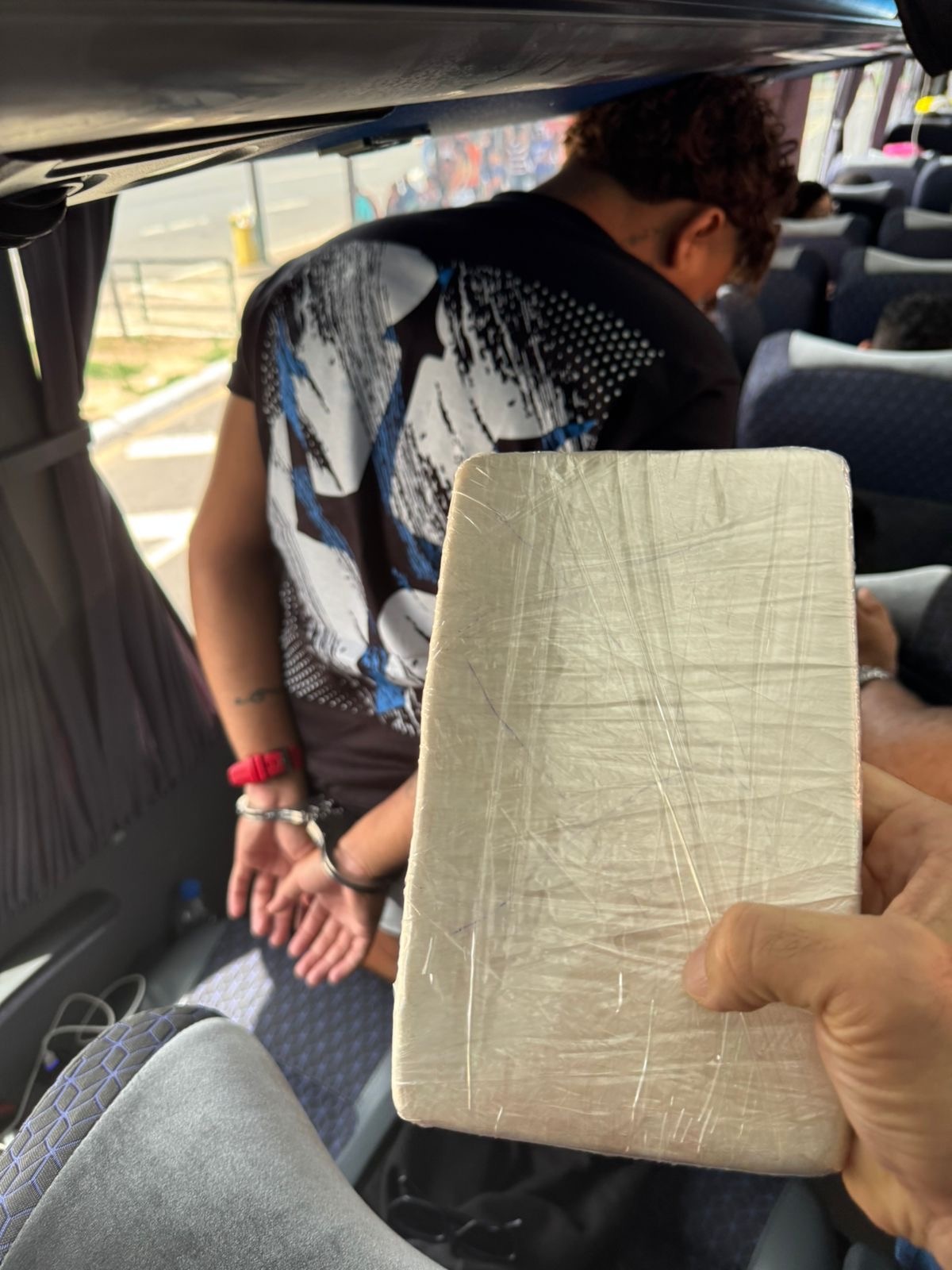 Polícia prende homem com 1kg de crack dentro de ônibus em Teresina