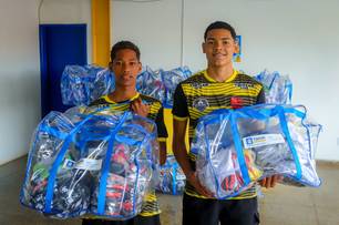 Prefeitura fortalece o esporte de base com entrega de uniformes em Timon