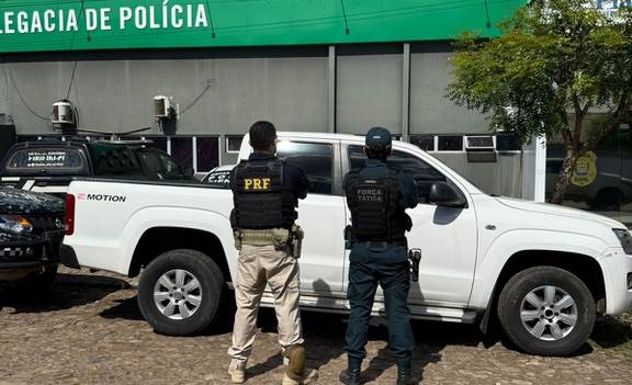 PRF recupera caminhonete roubada e apreende arma de fogo no Piauí