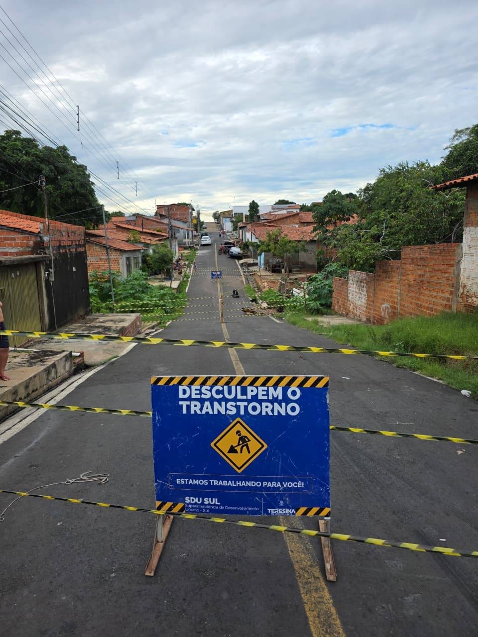 Após erosão, trecho de rua é interditado na zona Sul de Teresina