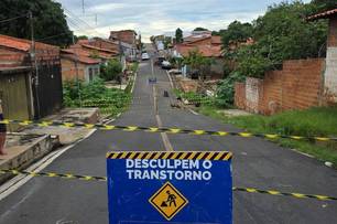 Após erosão, trecho de rua é interditado na zona Sul de Teresina