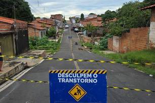 Após erosão, trecho de rua é interditado na zona Sul de Teresina (Foto: Divulgação)