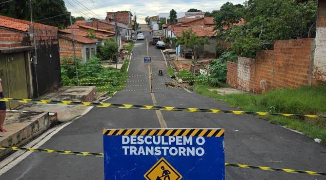 Após erosão, trecho de rua é interditado na zona Sul de Teresina