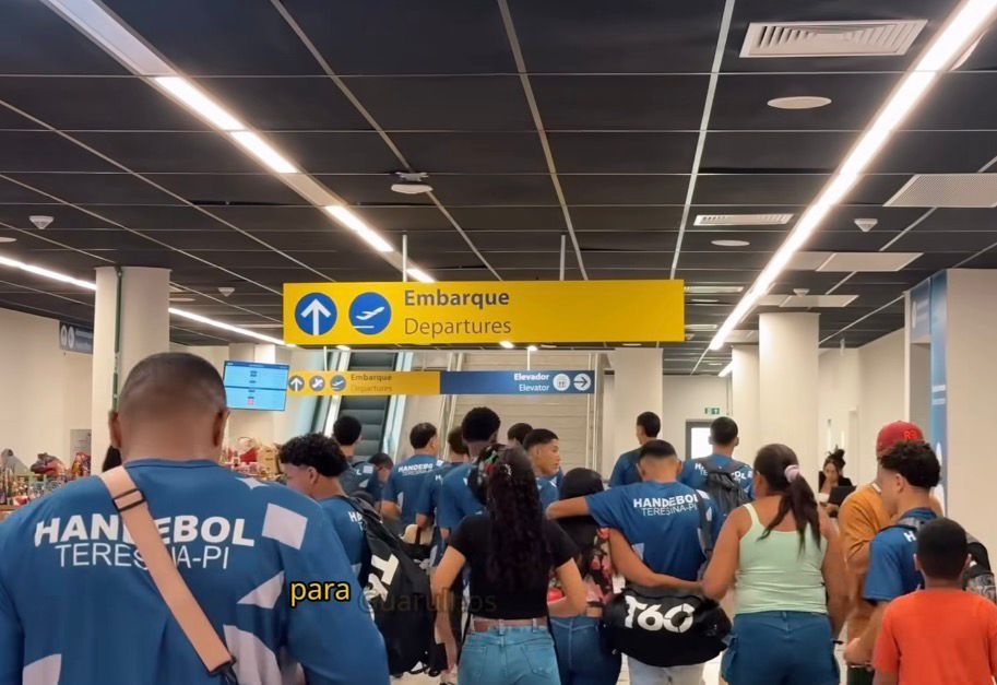Equipe de handebol escolar do Piauí disputa competição na Macedônia do Norte