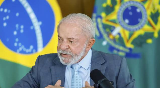 Presidente Lula assina MP e zera "taxa das blusinhas"