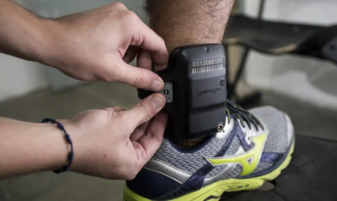 PM relata ao STF troca do carregador da tornozeleira de Bolsonaro