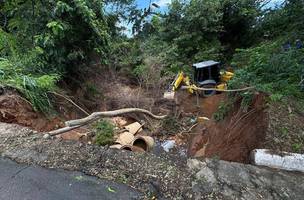 Prefeitura realiza interdição após cratera abrir na margem da Avenida Maranhão (Foto: Divulgação)