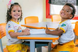 Silvio Mendes sanciona lei de enfrentamento ao racismo nas escolas municipais