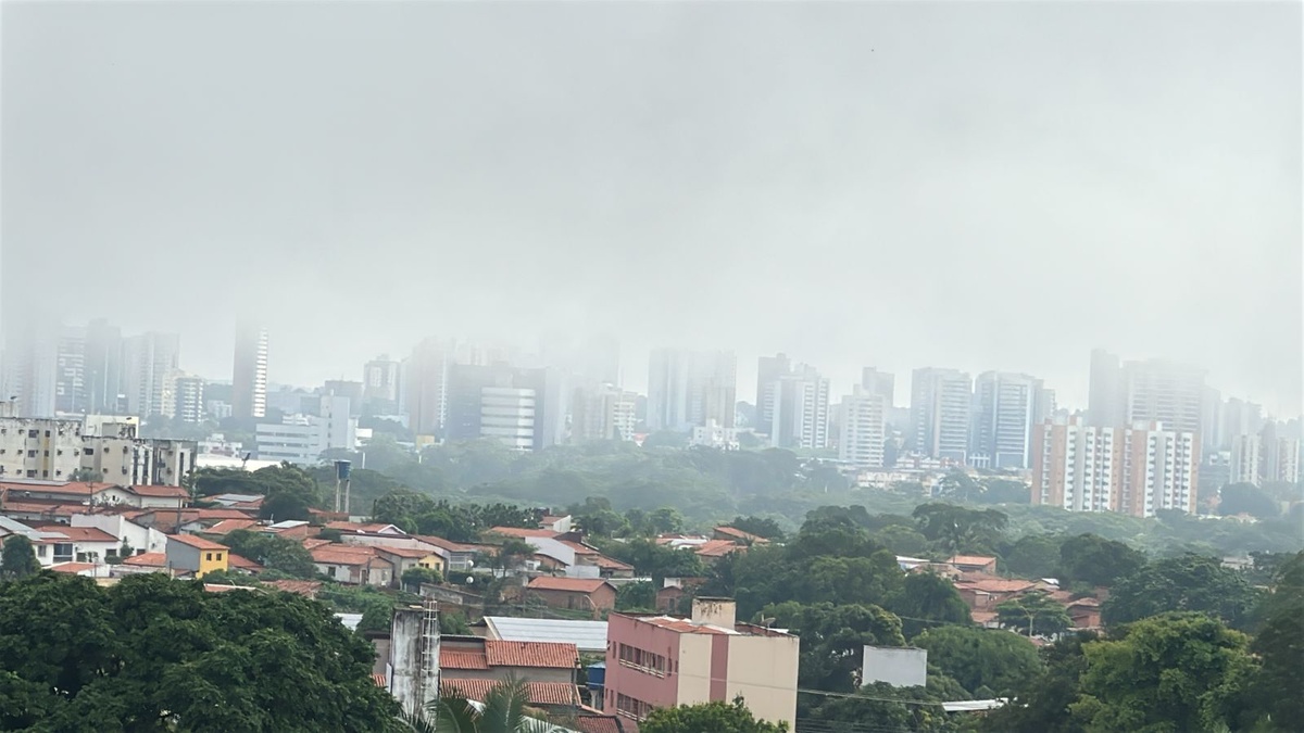 Teresina amanhece sob forte neblina nesta terça; fenômeno reduz visibilidade