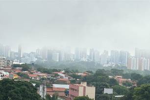 Teresina amanhece sob forte neblina nesta terça; fenômeno reduz visibilidade
