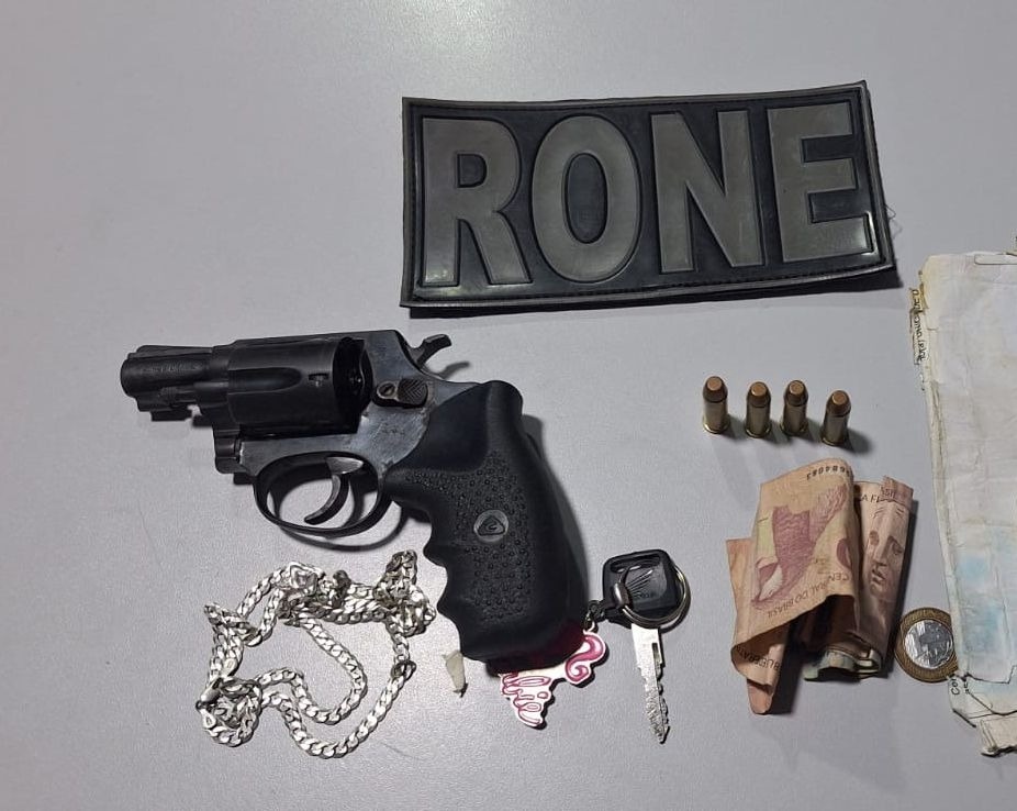Adolescente é apreendido com arma após perseguição em Teresina