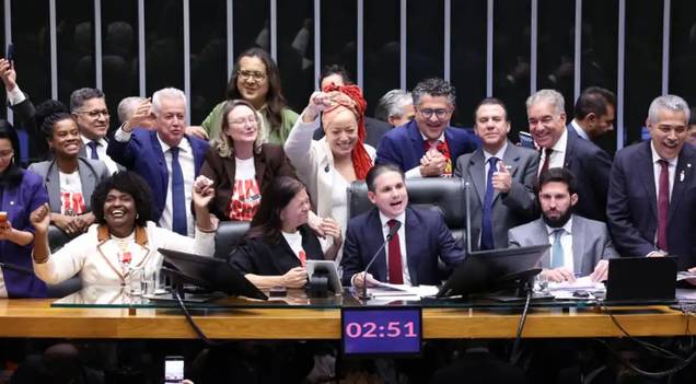 Câmara aprova, em dois turnos, PEC pelo fim da escala 6x1