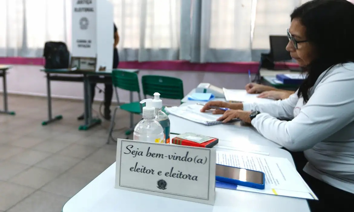 Eleições 2026: eleitor pode se inscrever para ser mesário voluntário