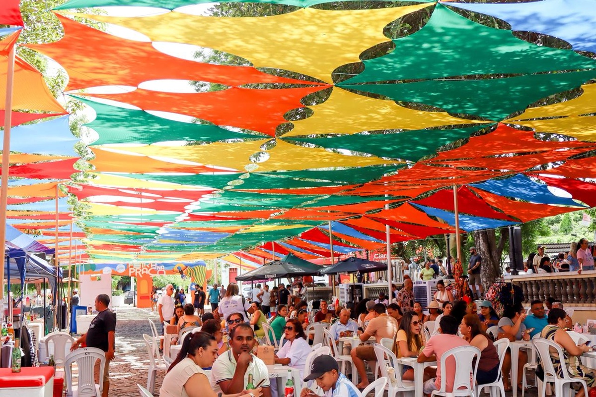 Feira reúne pagode e ação de conscientização do Maio Roxo na Praça Pedro II