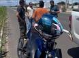 Jovem é conduzido com celular roubado após ser flagrado por direção perigosa