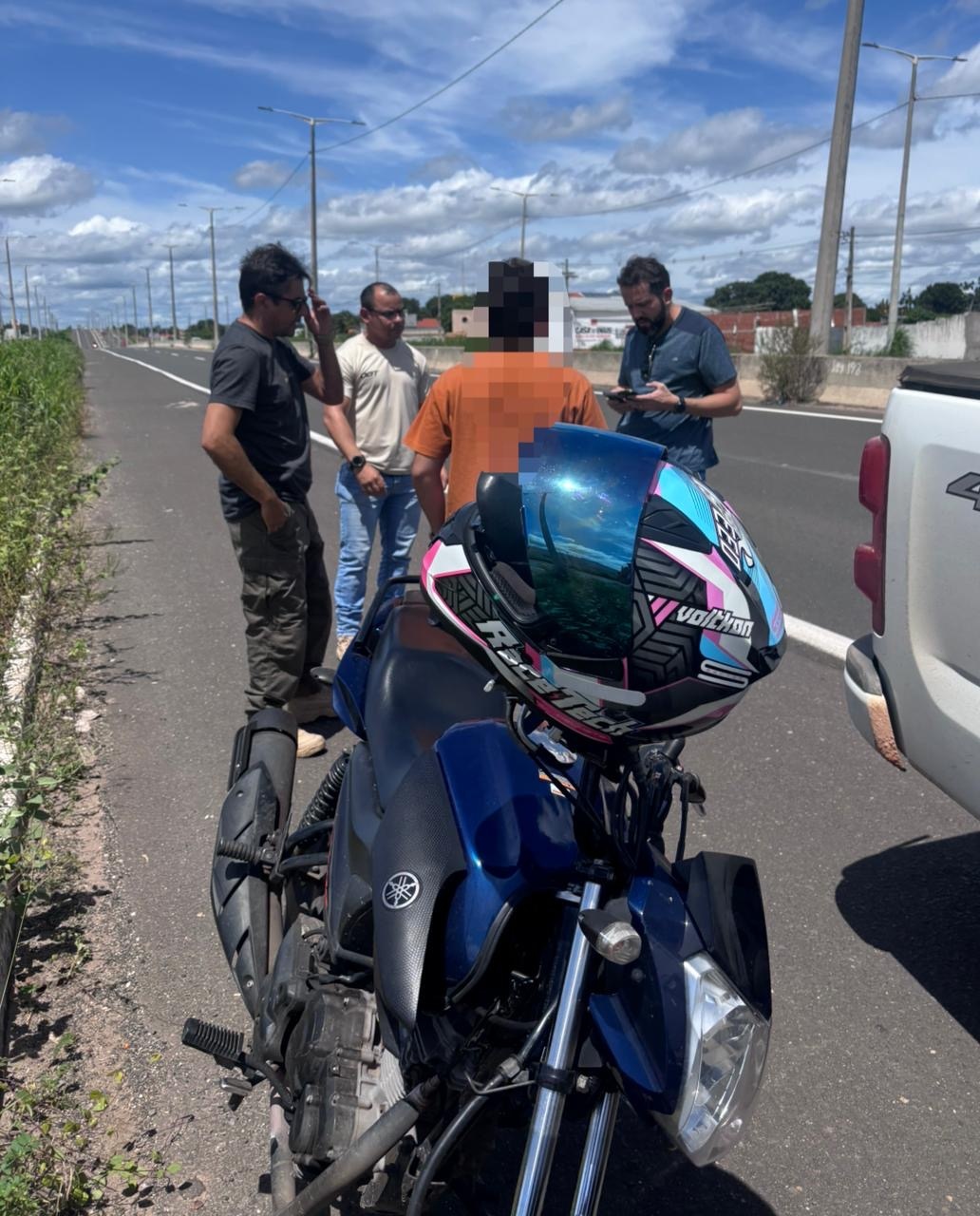 Jovem é conduzido com celular roubado após ser flagrado por direção perigosa