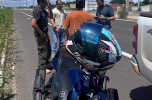 Jovem é conduzido com celular roubado após ser flagrado por direção perigosa (Foto: Divulgação)
