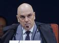 Moraes pede parecer da PGR sobre incluir Jair e Flávio em inquérito