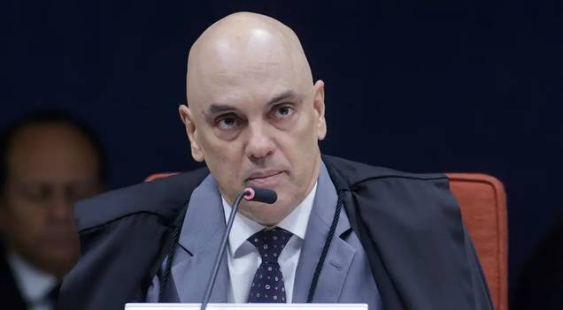 Moraes pede parecer da PGR sobre incluir Jair e Flávio em inquérito