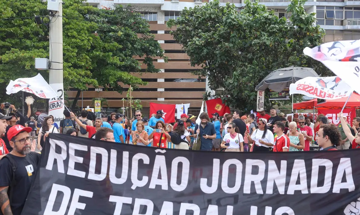 Parecer da 6x1 é adiado em meio à pressão para transição de 10 anos