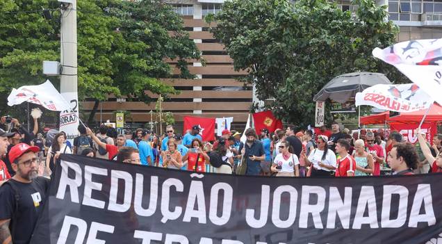 Parecer da 6x1 é adiado em meio à pressão para transição de 10 anos