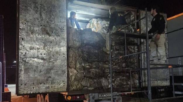 PRF apreende madeira ilegal e anfetaminas escondidas em caminhão no Piauí