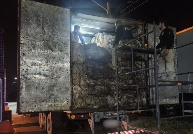 PRF apreende madeira ilegal e anfetaminas escondidas em caminhão no Piauí