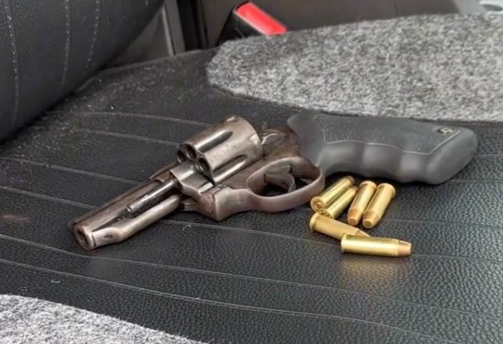 PRF prende motorista por porte ilegal de arma durante fiscalização em Teresina