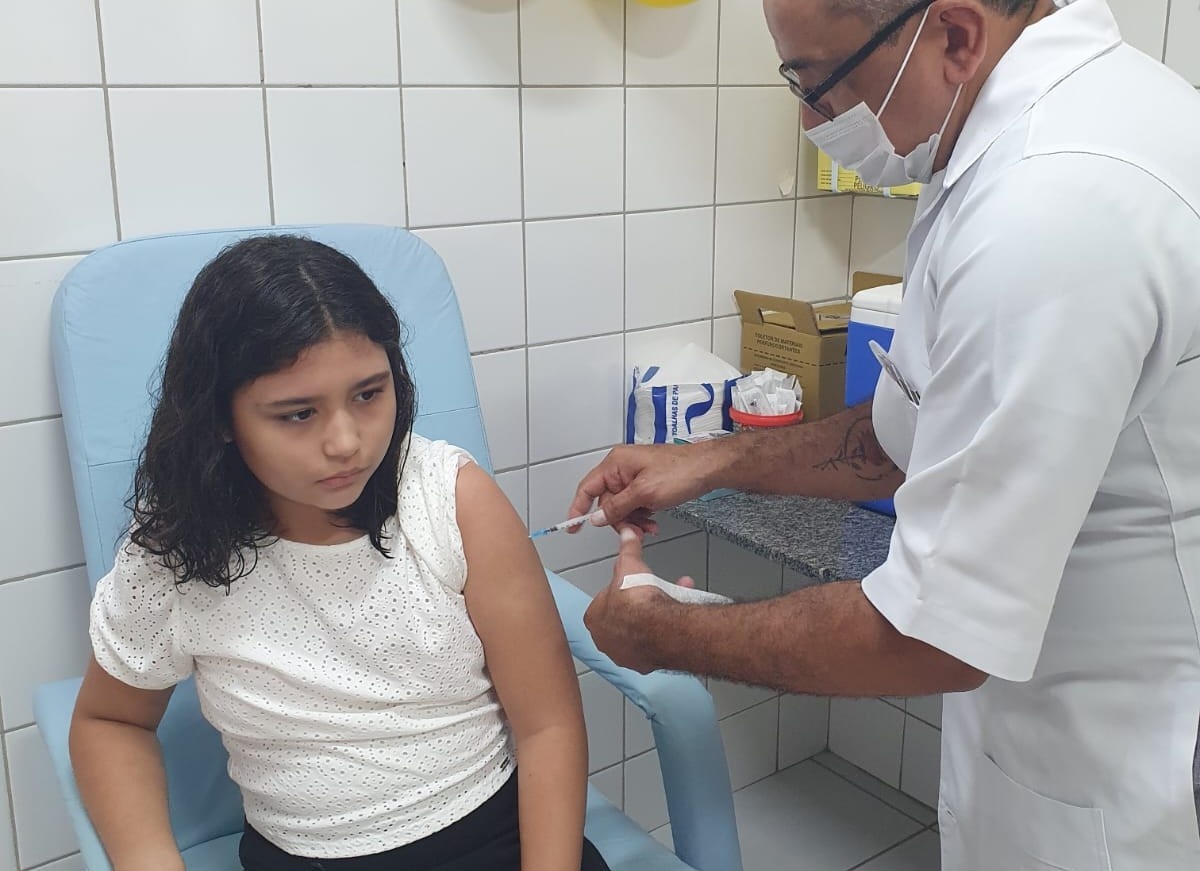 Público de 10 a 14 anos é convocado para se vacinar contra a dengue