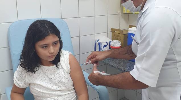 Público de 10 a 14 anos é convocado para se vacinar contra a dengue