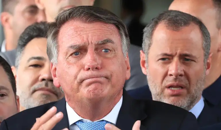 Bolsonaro diz ao STF que não está proibido de manter arma em casa