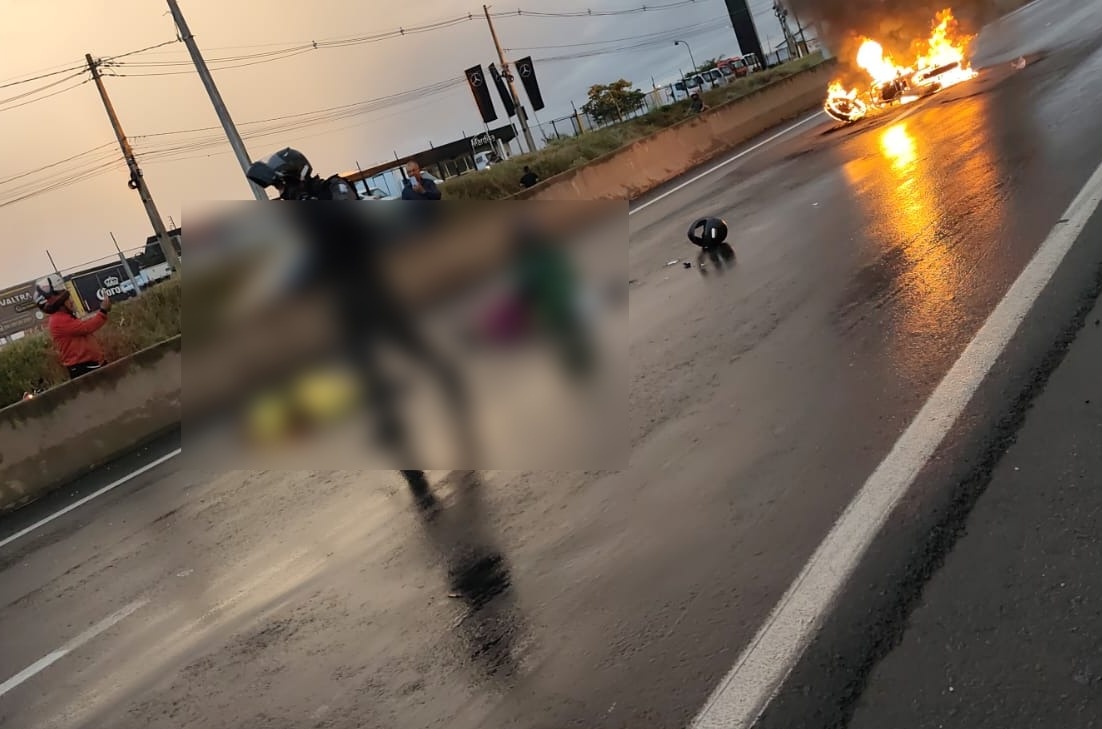 Homem morre e mulher fica ferida após acidente em Teresina; moto pegou fogo