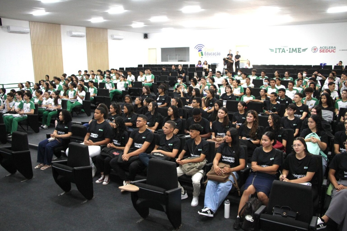 Mais de 1.200 estudantes iniciam preparação para alcançar nota mil no Enem