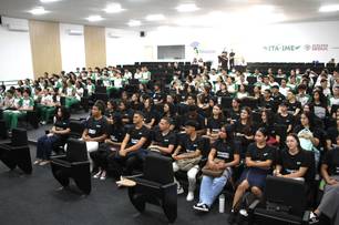 Mais de 1.200 estudantes iniciam preparação para alcançar nota mil no Enem