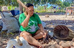 Ofício das quebradeiras de coco babaçu é reconhecido como patrimônio cultural (Foto: Divulgação)