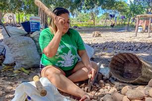 Ofício das quebradeiras de coco babaçu é reconhecido como patrimônio cultural (Foto: Divulgação)