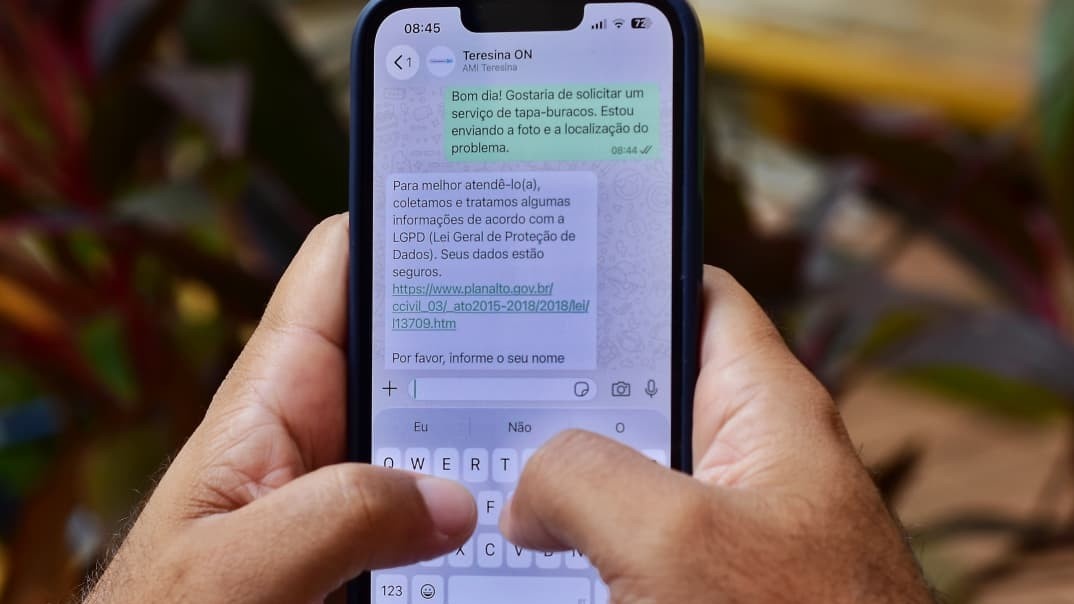 População pode solicitar serviços de tapa-buracos e de iluminação pelo WhatsApp