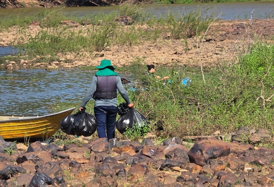Semarh retira 70 kg de resíduos das margens do Rio Poti em Teresina