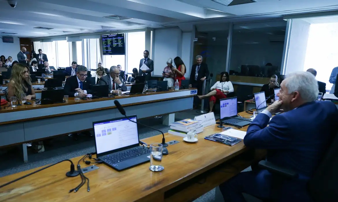 Senadores discutem ritmo de tramitação da PEC do fim da escala 6x1