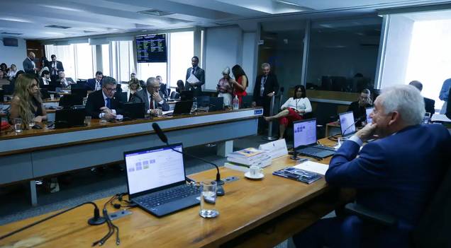 Senadores discutem ritmo de tramitação da PEC do fim da escala 6x1