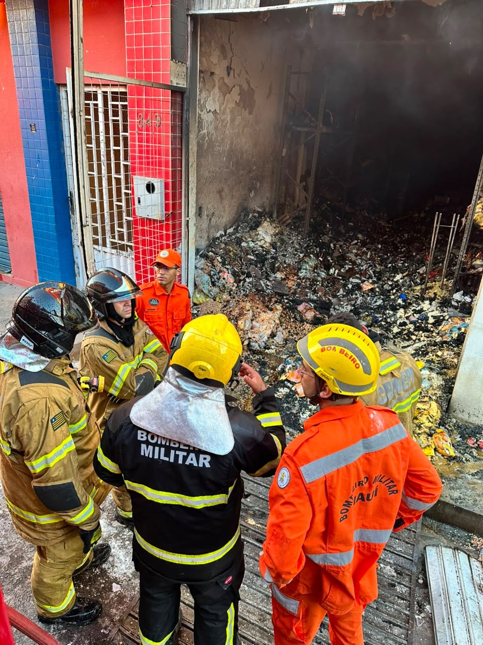 Incêndio de grande proporção atinge supermercado no PI; bombeiros são acionados